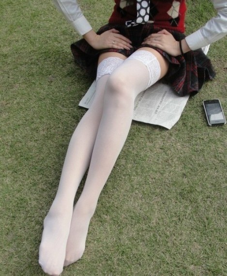 草地上的白丝袜美腿
