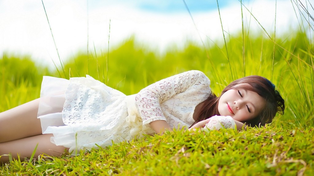 躺在草地上唯美的姑娘