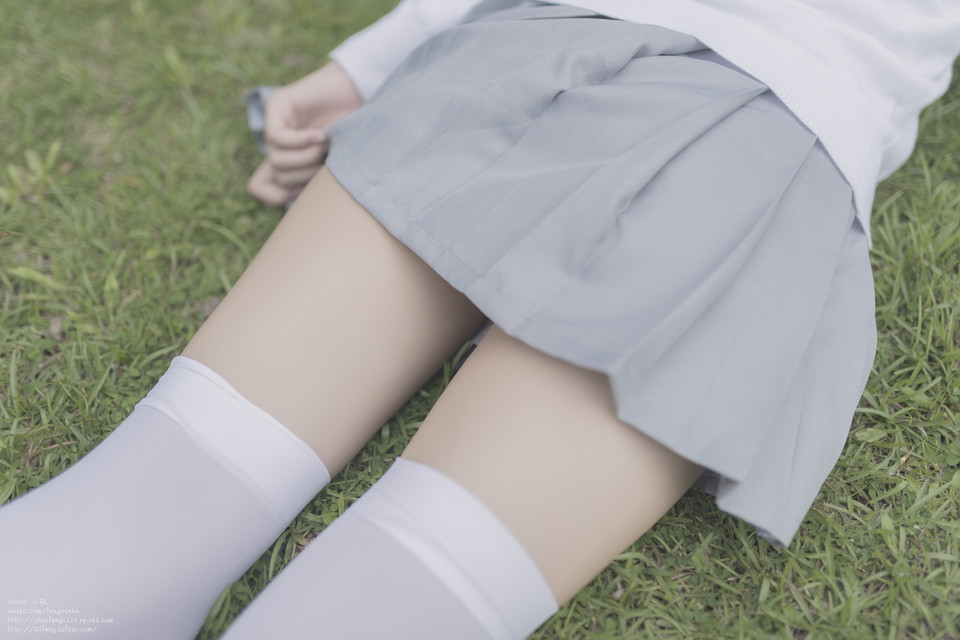 草地上的白丝和短裙