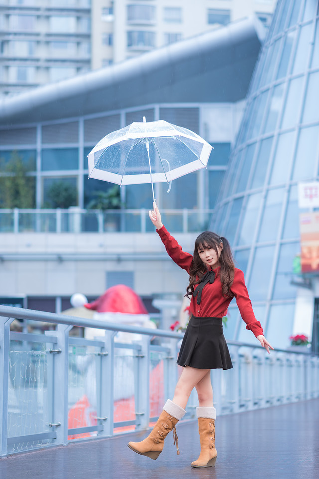 雨伞下的红衣少女