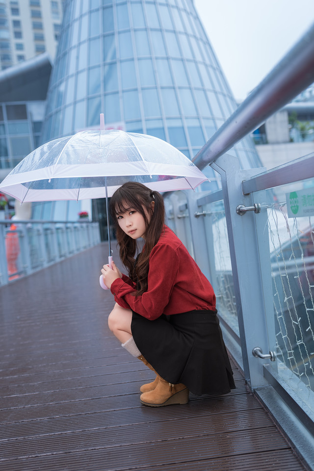 雨伞下的红衣少女