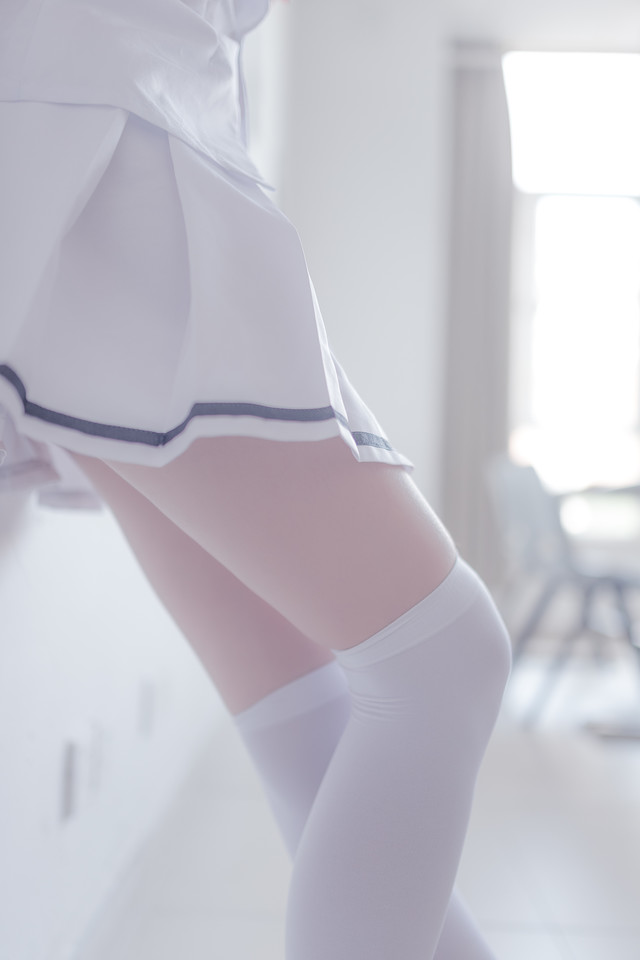 白丝白短裙的美丽令人激动