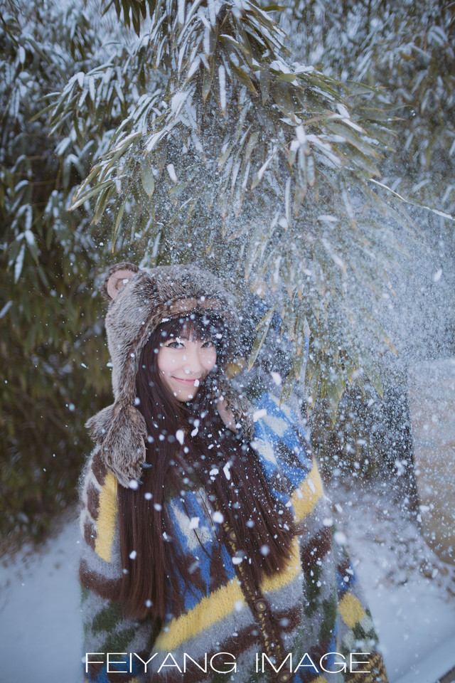 雪中的黑丝美少女